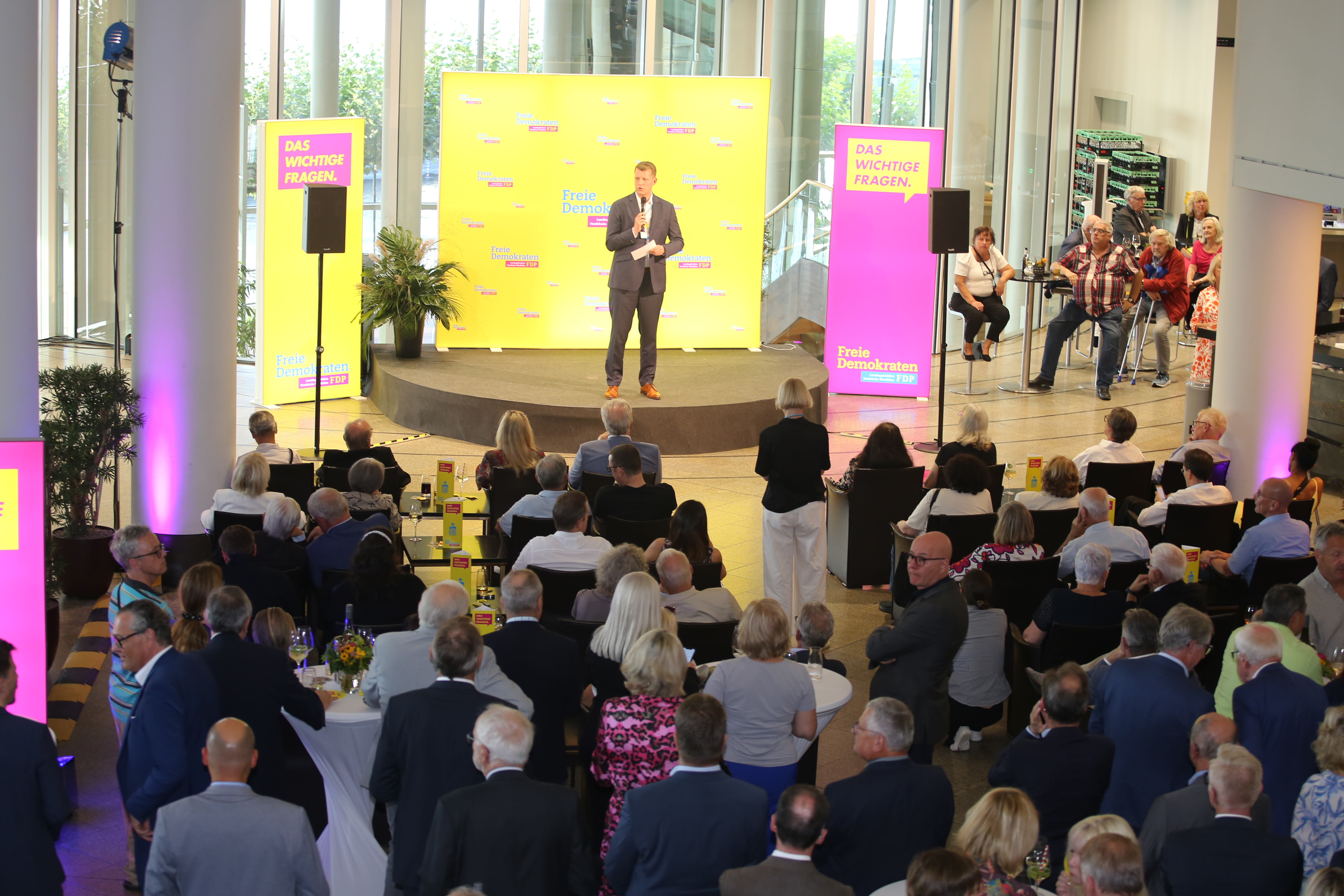 Henning Höne beim Sommerfest der FDP-Landtagsfraktion NRW