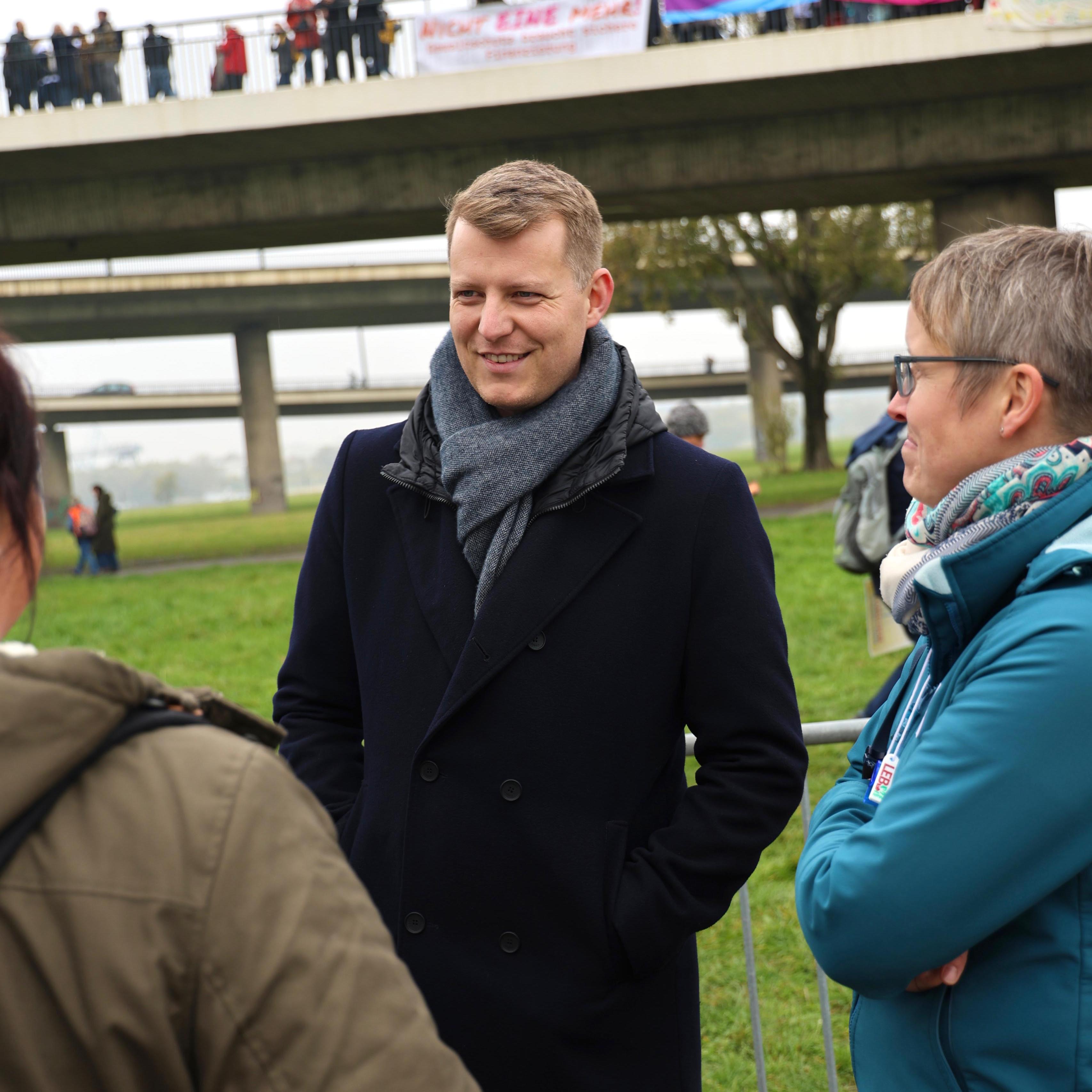 Henning Höne auf der "NRW, bleibt sozial!" Demo in Düsseldorf 