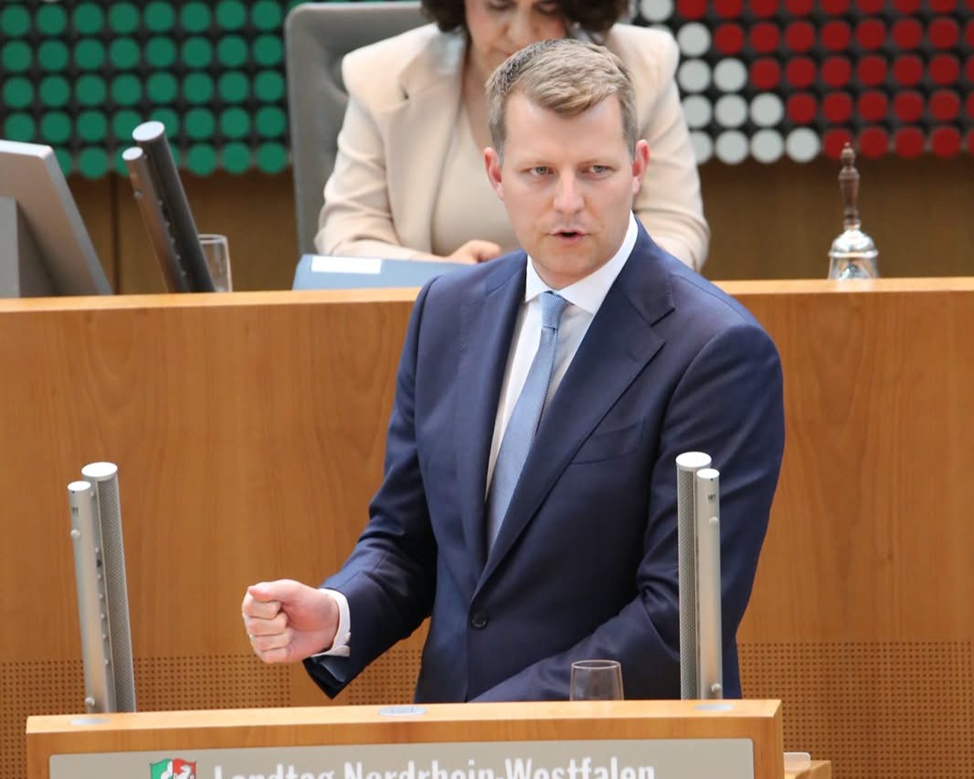 Henning Höne am Rednerpult im Landtag NRW