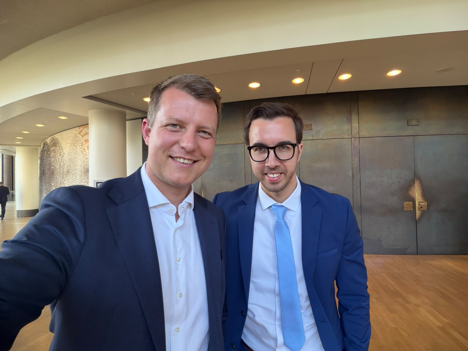 Henning Höne begrüßt Alexander Steffen - das neuste Mitglieder der FDP Landtagsfraktion NRW